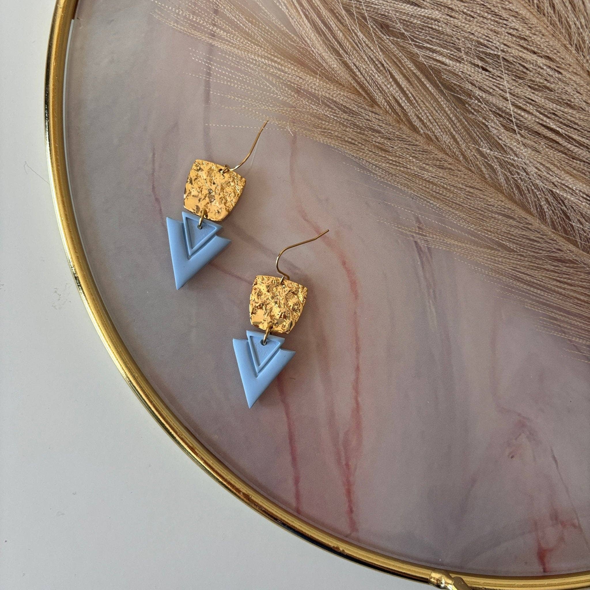 DUESTELLE ITALIA – wholesale Hängande örhängen – Kaia - Triangulära örhängen i 18k guldpläterad mässing2