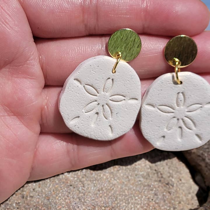 Neutrale SandDollar Dangle-oorbellen | Oorbellen van Beach Clay (C) voor wholesale door Knotty4Klay