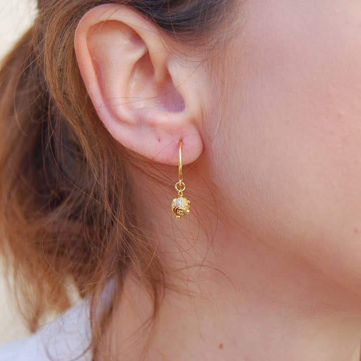 Yneda Jewels - Vendita all'ingrosso Orecchini a cerchio - Orecchini a cerchio in argento sterling con sfere.1