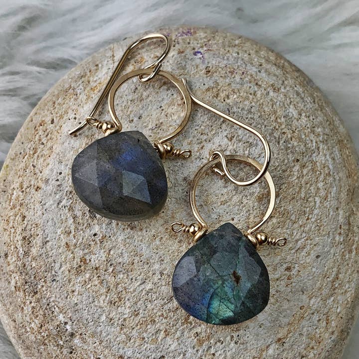 Gocce sfaccettate in labradorite con cornici in oro 14 carati, cerchio dorato per la vendita all'ingrosso da parte di Enclave Gold