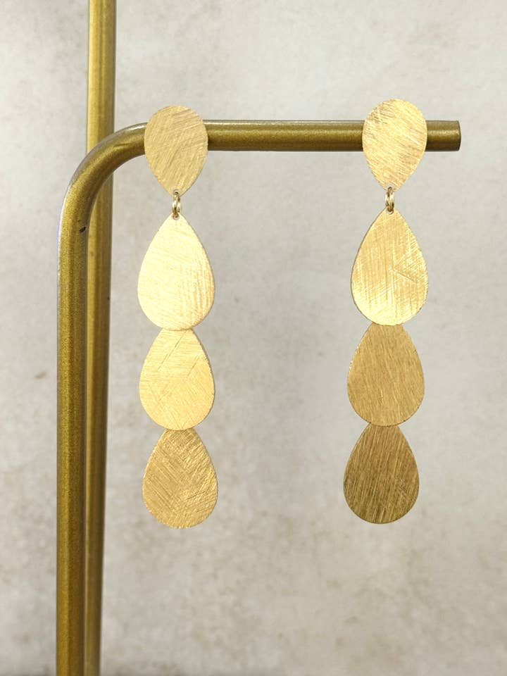 Boucles d'oreilles pendantes en forme de goutte en or brossé Comet pour la vente par Cassette Barcelona