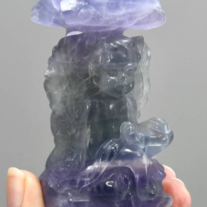 Support de présentation de sphère d'ange en cristal sculpté en fluorite violette de 3 pouces pour la vente par Caspar Curiosities