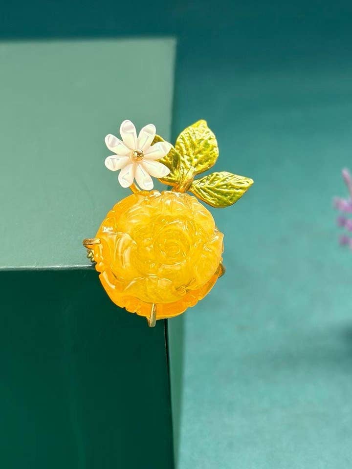 Spilla in argento placcato oro con peonia in ambra miele intagliata a mano per la vendita all'ingrosso da parte di Morado