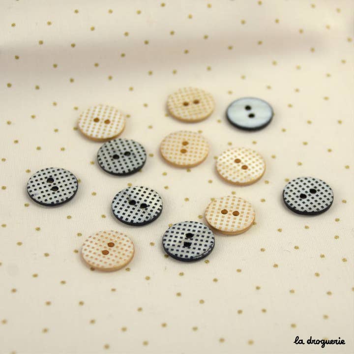 "Mini checker pawn" button 15 mm for wholesale by LA DROGUERIE