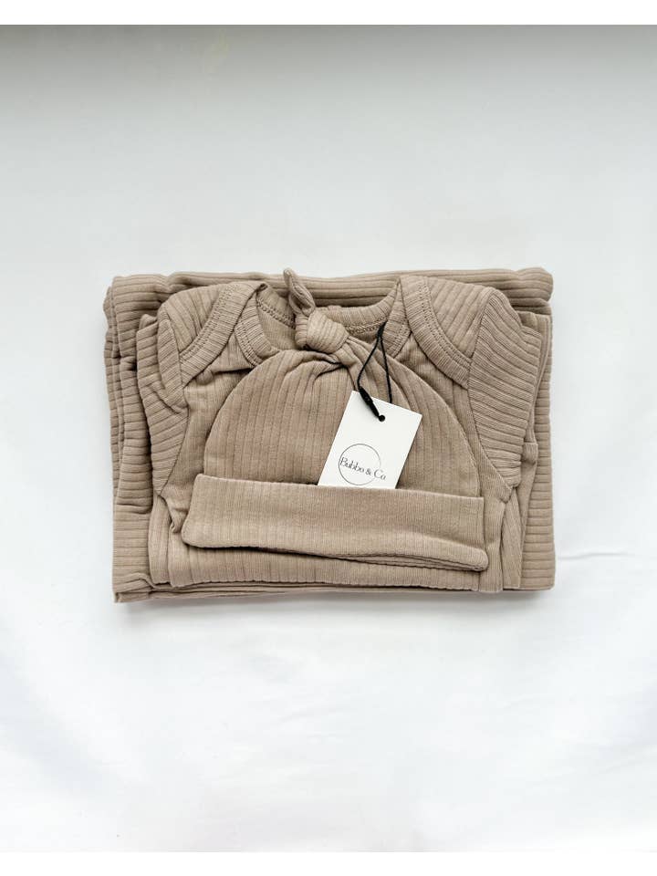 Bubbo & Co. – wholesale Clothing set – Baby – organic newborn going home ribbed set - taupe1