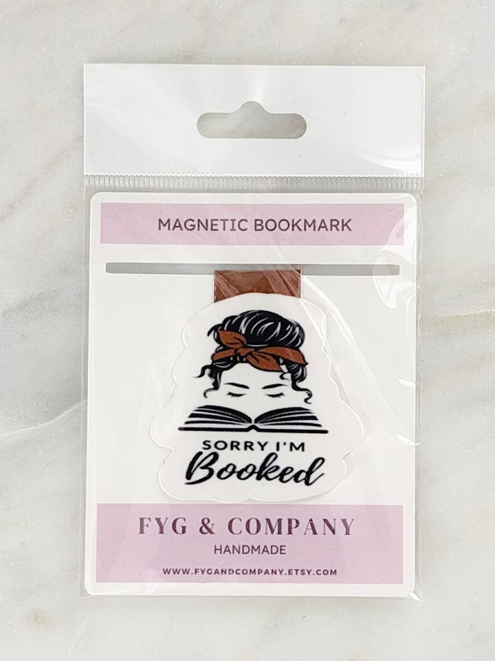 Segnalibro magnetico Sorry I'm Booked | Planner Accessorio | Accessorio per la lettura | Simpatico segnalibro | Regalo per i lettori per la vendita all'ingrosso da parte di Fyg & Company, LLC