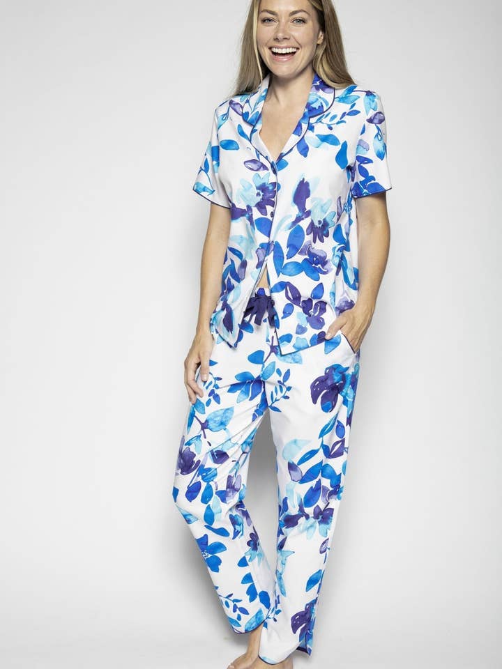 Blauer, digital abstrakt bedruckter Loungewear/Nachtanzug für Damen mit Hose. für den Großhandel von STYLE INSTANT