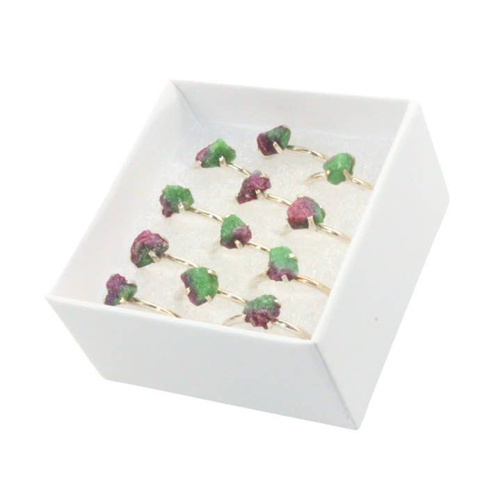Ensemble de 12 bagues en forme de rubis brut en zoïsite de forme assortie pour la vente par Earths Elements Wholesale