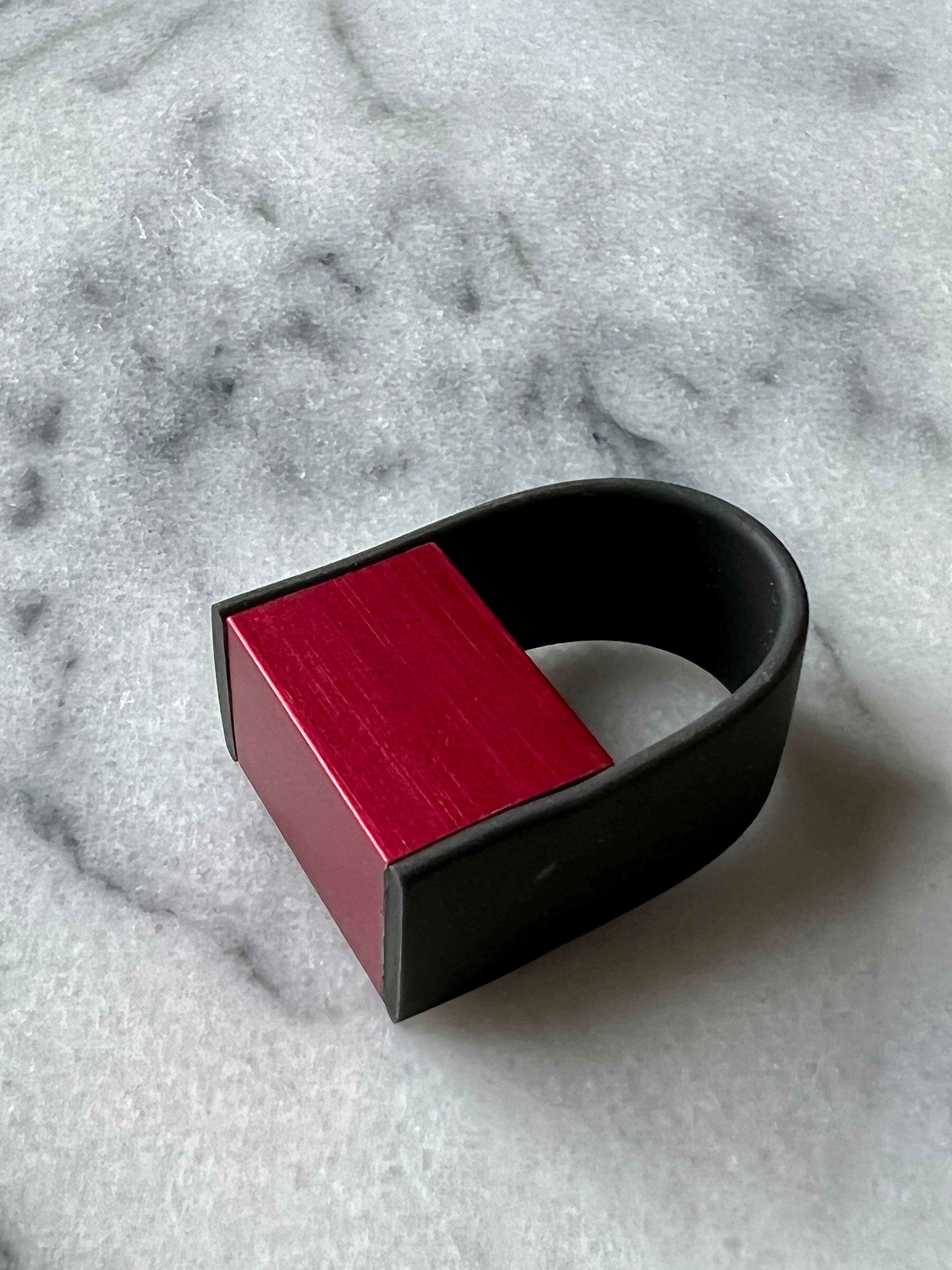 Maison Numero 12 – Großhandel Cocktail-/Statement-Ring – RASA Ring aus Aluminium und Gummi13