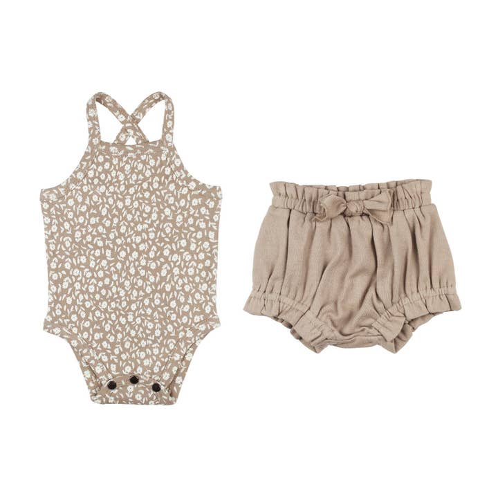 Havermout Ditsy Bloemen | Organische Kruislingse Romper en Ruffle Bloomer Set voor wholesale door L'ovedbaby