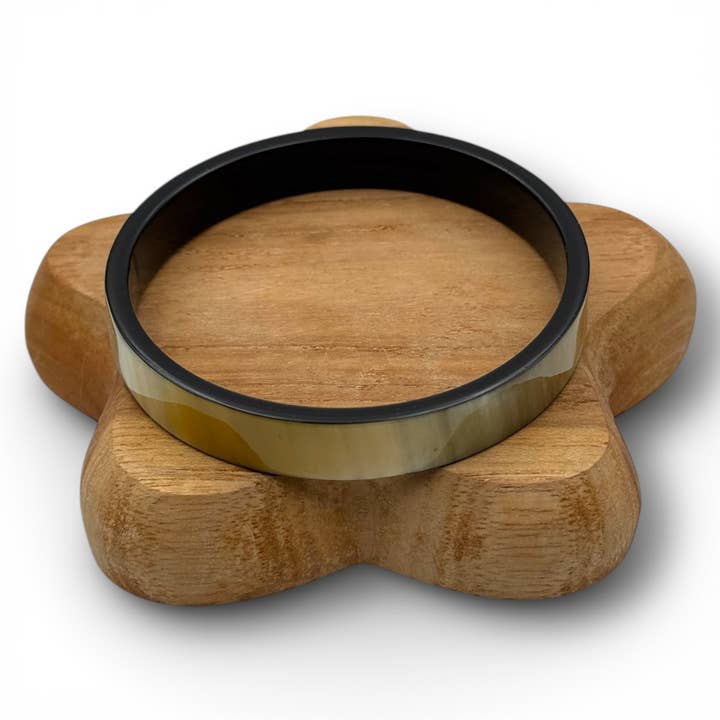 Lakeret armbånd i bøffelhorn Bredde 1 cm Sort for engroshandel hos MAISON KIZO