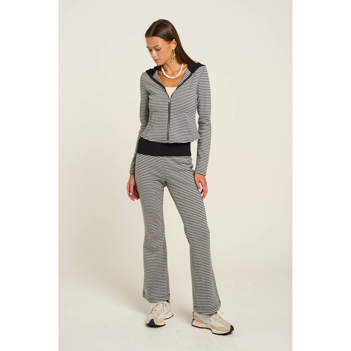 RAYURE GRIS / NOIR Ensemble sweat à capuche zippé rayé et pantalon évasé en vente sur Faire1