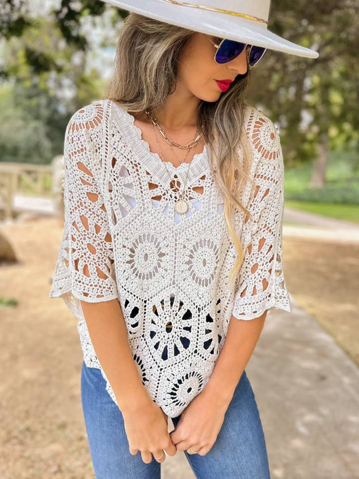 Haut à manches dolman en crochet à motif floral bohème hexagonal avec col en V pour la vente par AMOLI