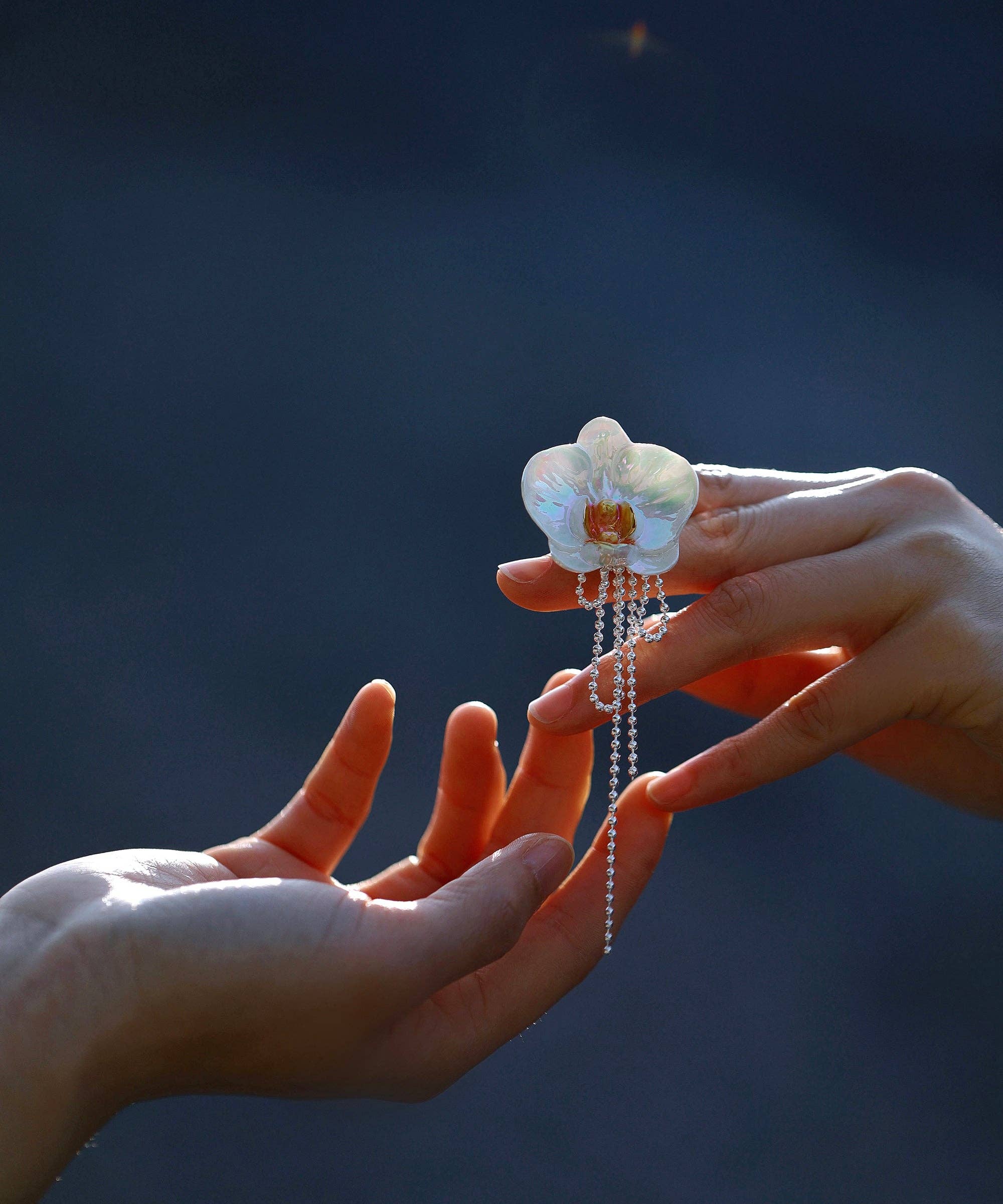 Vermilion Collection - Venta al por mayor Broches - Accesorios de cerámica YIHE "Orquídea polilla"0