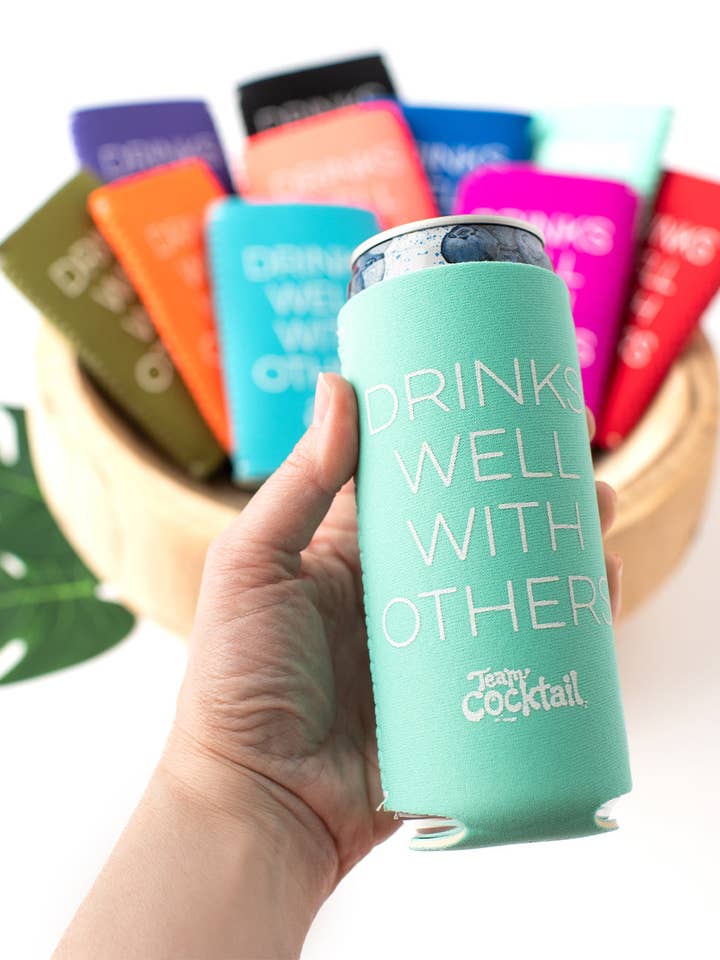 Drikker Godt Med Andre Slank Neopren Boozie for engroshandel hos Team Cocktail