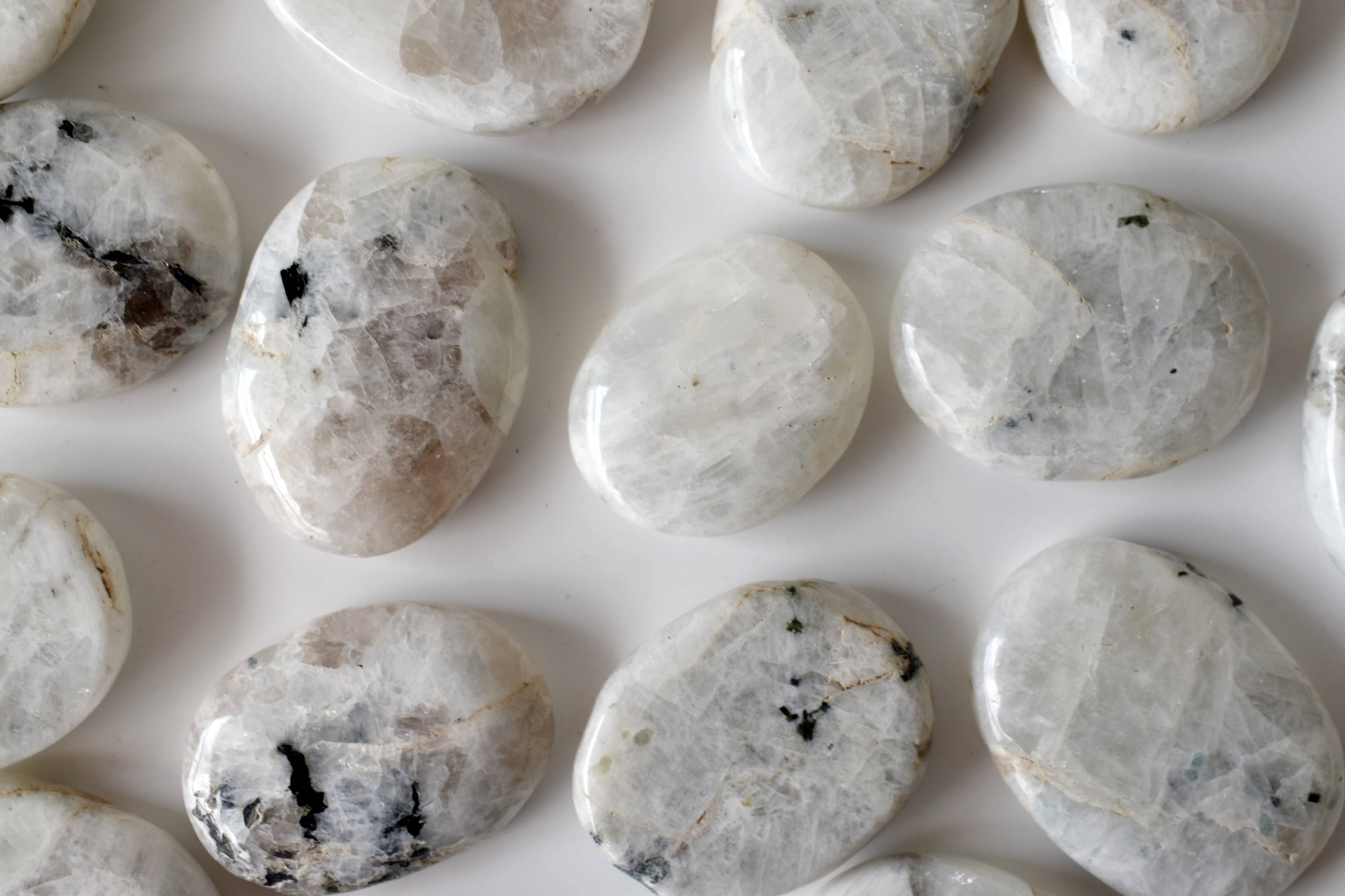 Soothing Crystals – Pedra/cristal espiritual por atacado – Pedra de Palma | Pedra da Lua Arco-Íris | Cristal para o Polegar | Pedras para Bolso7