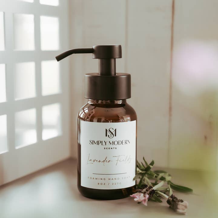 Lavendelfelder Schäumende Handseife | Bernsteinfarbenes Glasfläschchen für den Großhandel von Simply Modern Scents