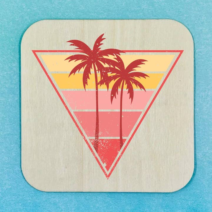 Sous-verre en bois - Coucher de soleil rétro en forme de triangle jaune et rose avec palmiers pour la vente par 143 Gumdrops