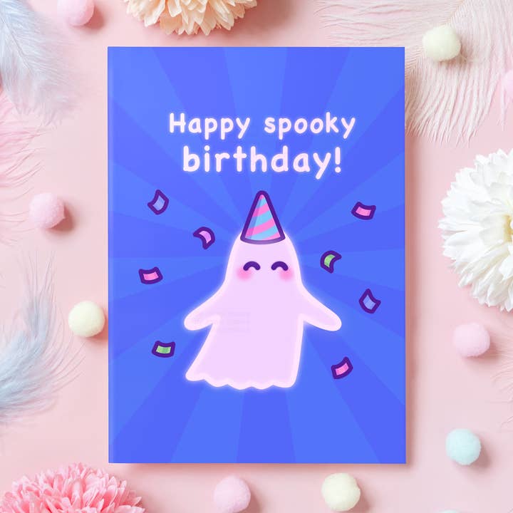 Alles Gute zum gruseligen Geburtstag! | Oktober-Geburtstagskarte | Cute Ghost für den Großhandel von Mona Mauve • Silly Art!