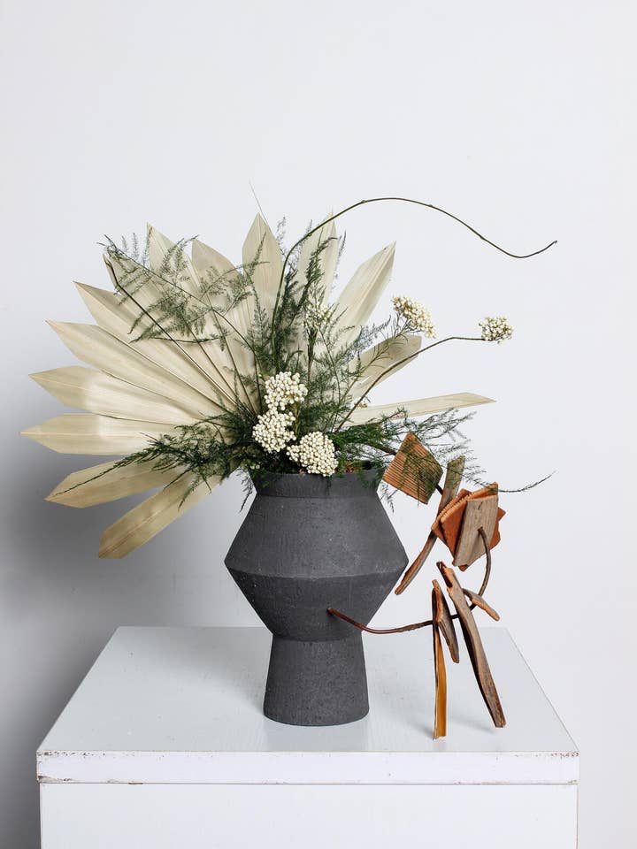 Trendy fijne keramische vaas, geweldige textuur, CUZ 20zw voor wholesale door Element Accessories EU