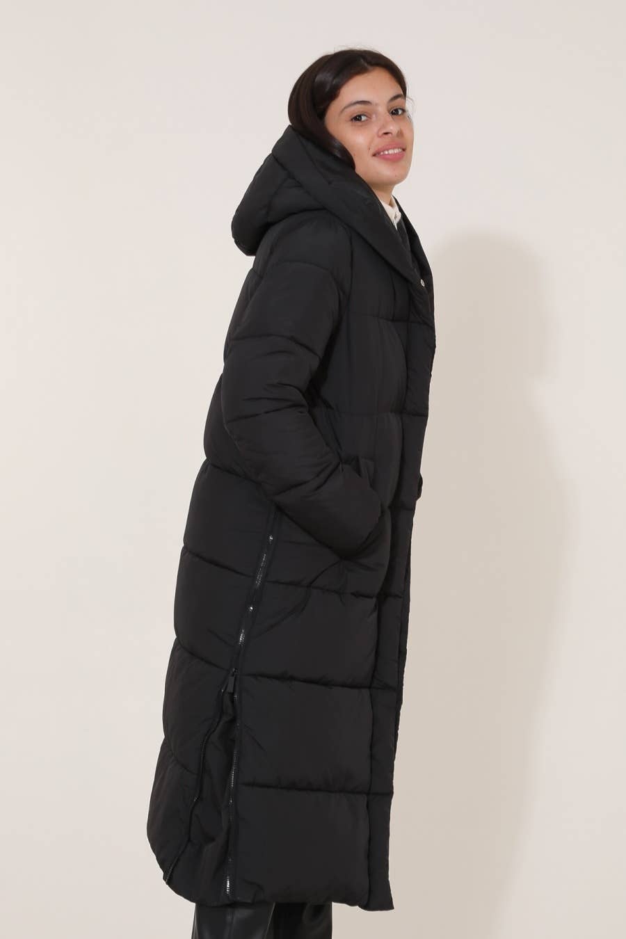 Attrait Paris - Wholesale Puffer Jacket - Women's - Long quilted down jacket with hood6