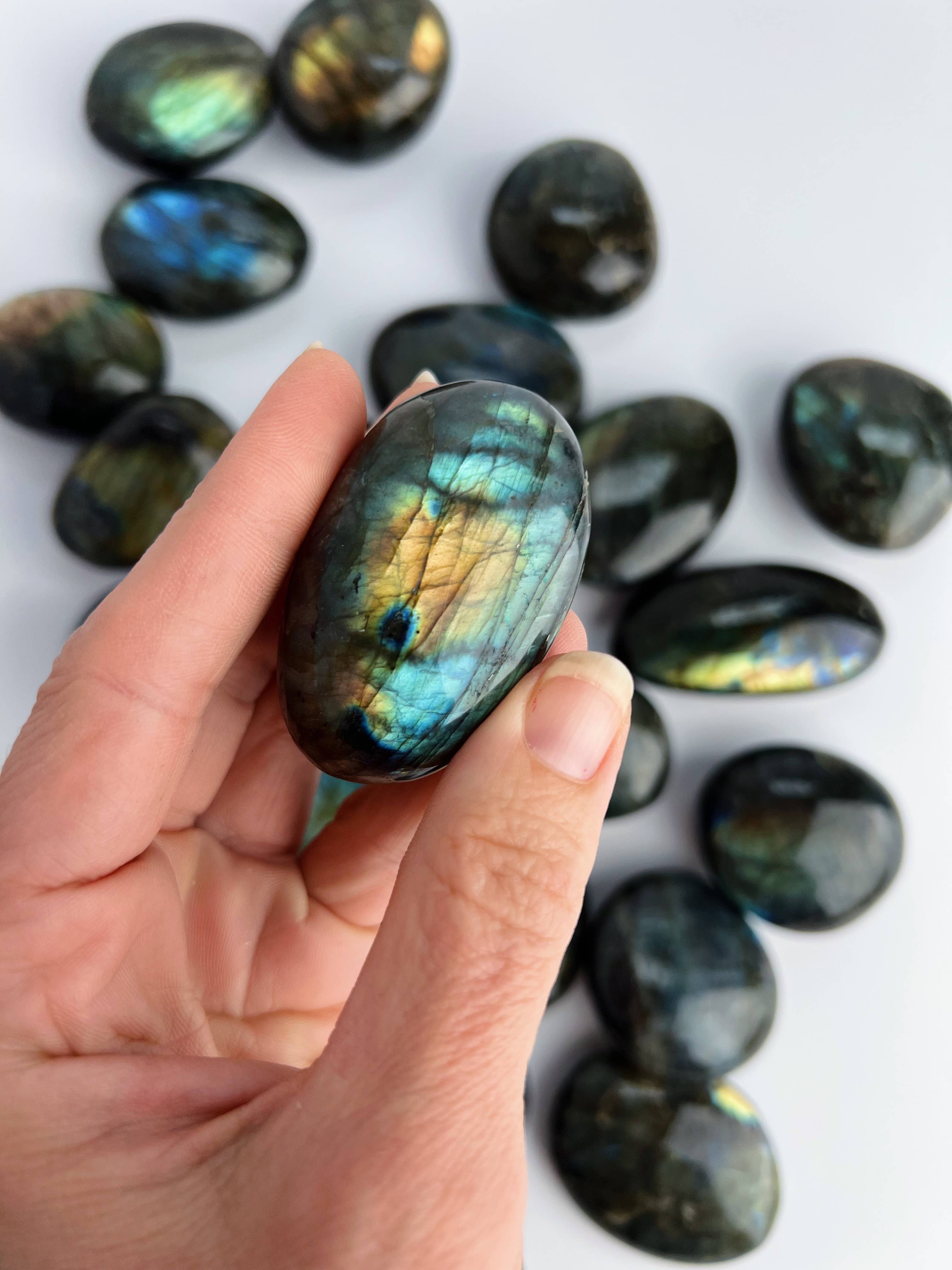 Terra Dawn Minerals – wholesale Andlig sten/kristall – Labradorit kristallpalmstenar3