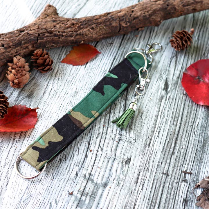 Kimmi Jo - Vendita all'ingrosso Portachiavi - Donna - Portachiavi da polso verde mimetico con ciondolo a nappina e barra porta-ciondoli2