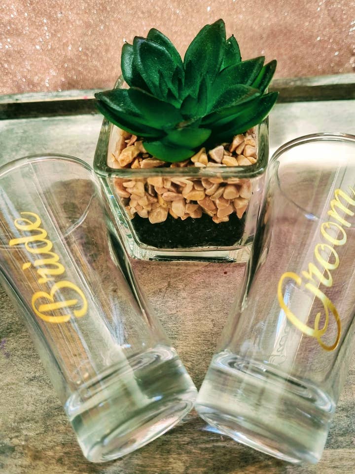 copa de chupito personalizada para novia, novio, padrino, dama de honor. Idea de regalo, idea de regalo de boda para venta al por mayor de Aka Designs