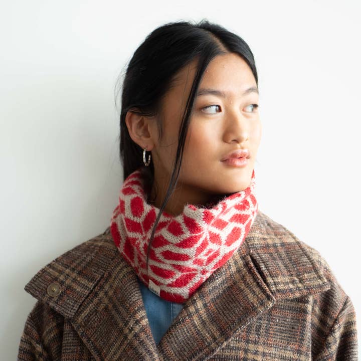 Lalura - Wholesale Scarf - Women's - Tessellated stars neck red5