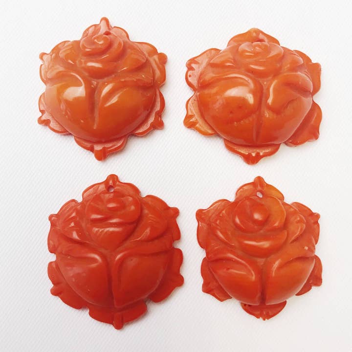 Oranje Bamboekoraal Handgesneden Bloemenhanger Ca. 20mm Verkocht Per Stuk voor wholesale door CRCBEADS