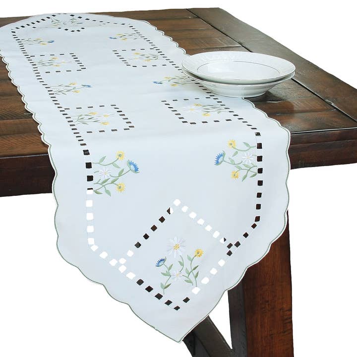 Chemin de table en broderie ajourée Wehr pour la vente par Xia Home Fashions & Manor Luxe
