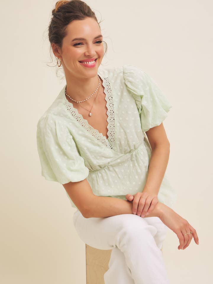 MJUK FEMININ ANDNINGSBAR BOMULLSBLOUSE MED ÖGLA I BUBBELÄRMAR för wholesale av in february