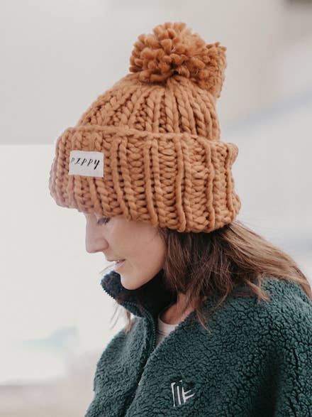 Cappello invernale super morbido da donna Pom Pom Beanie 🤗 lavorato a trecce per la vendita all'ingrosso da parte di PiPPY | Kantha Clothing