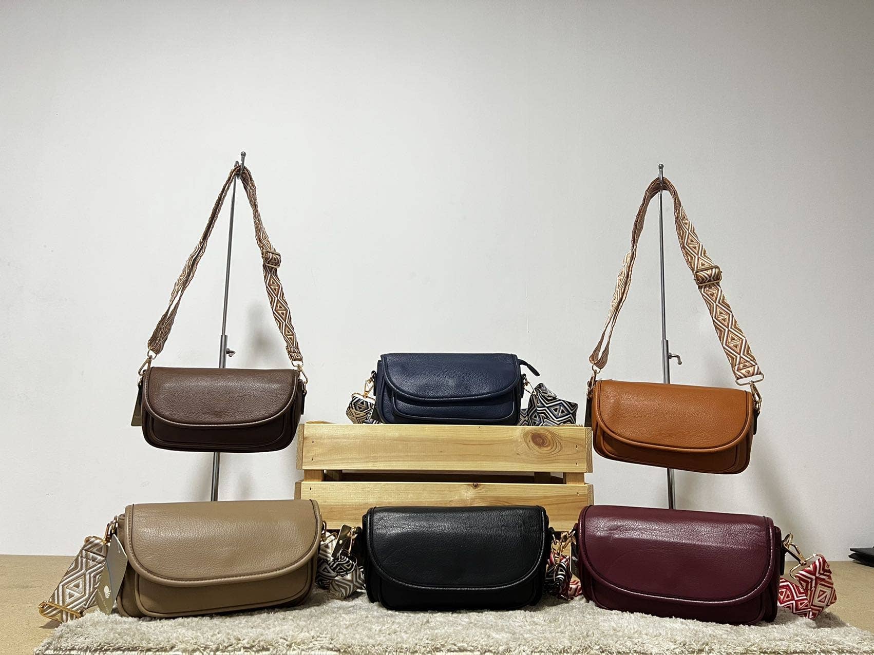 MIA LAROUGE – Engroshandel Crossbodytaske – unisex – Skuldertaske med klap og detaljer på håndtagene7