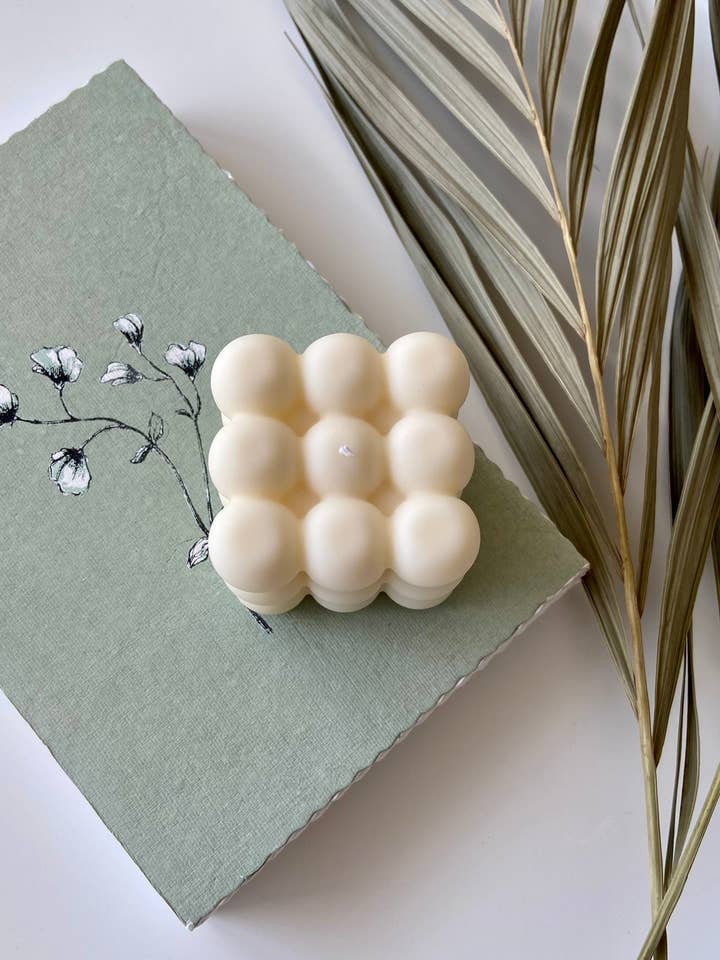 Bougie Bubble Cube - Sculpture cubique moderne - Bougie en cire de soja pour la vente par Hellen’s Boutique