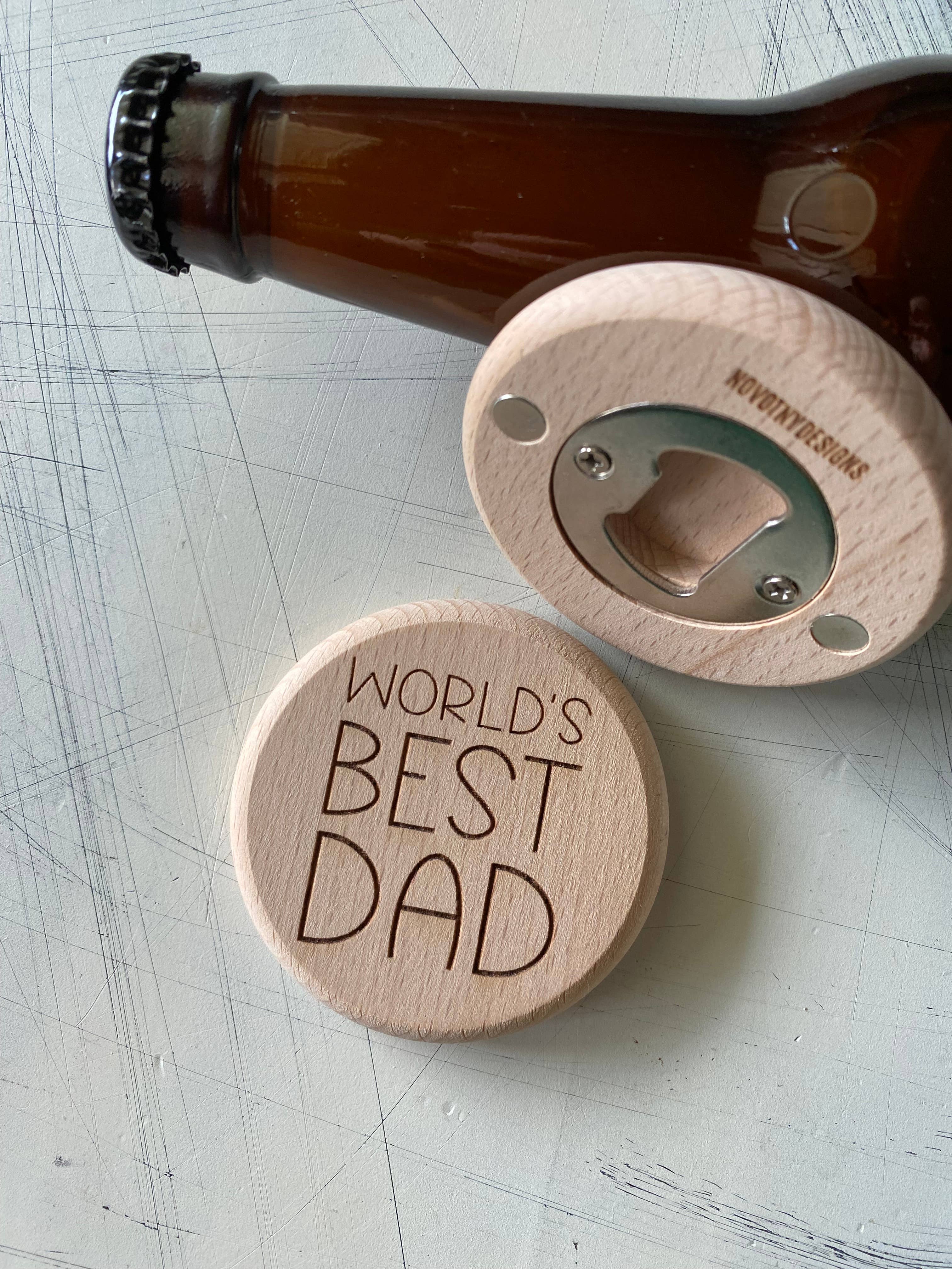 Novotny Designs – Großhandel Flaschenöffner/Korkenzieher – World's Best Dad - magnetischer Flaschenöffner aus Holz0