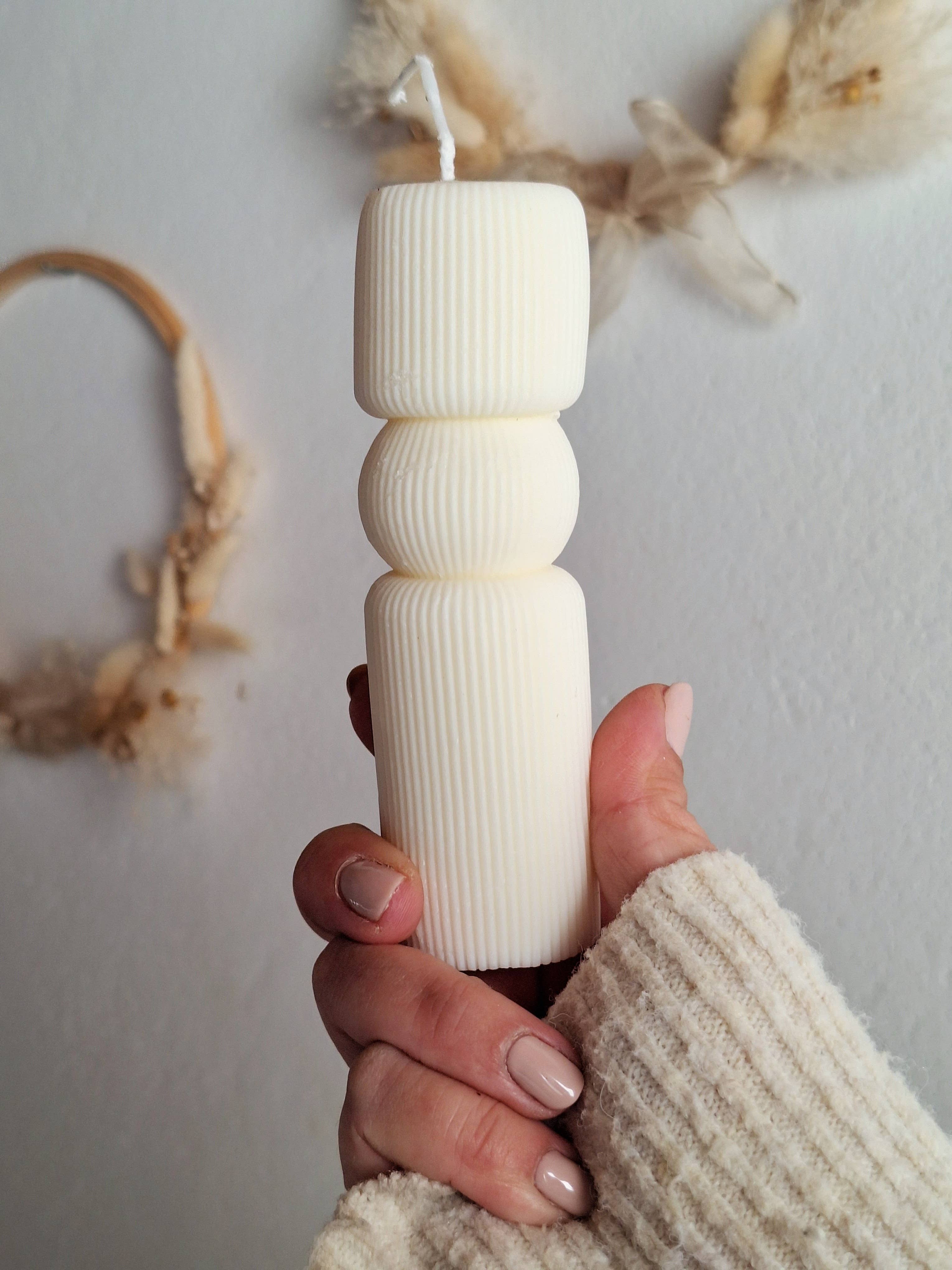 Your Nice Things - Candles - - Vendita all'ingrosso Candele a colonna - Candela decorativa a colonna in cera di soia al cedro e sandalo3