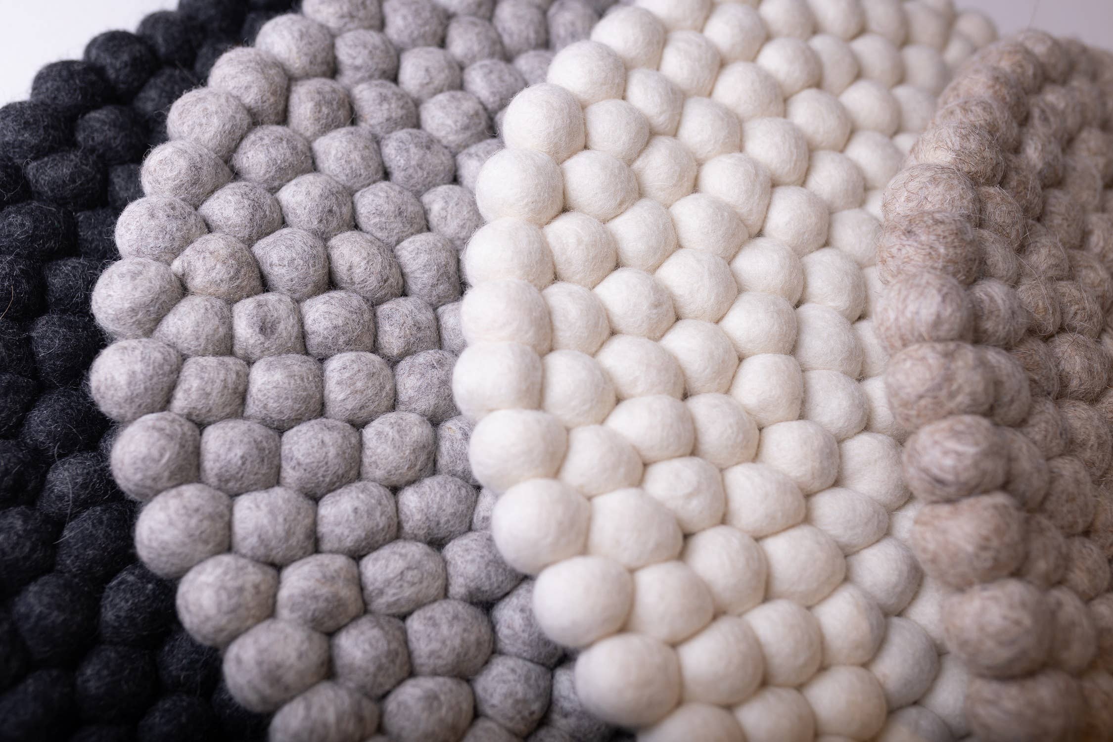 GRIS Coussin de chaise/dessous de plat à pompons en laine, diamètre 13,60 pouces, gris en vente sur Faire4