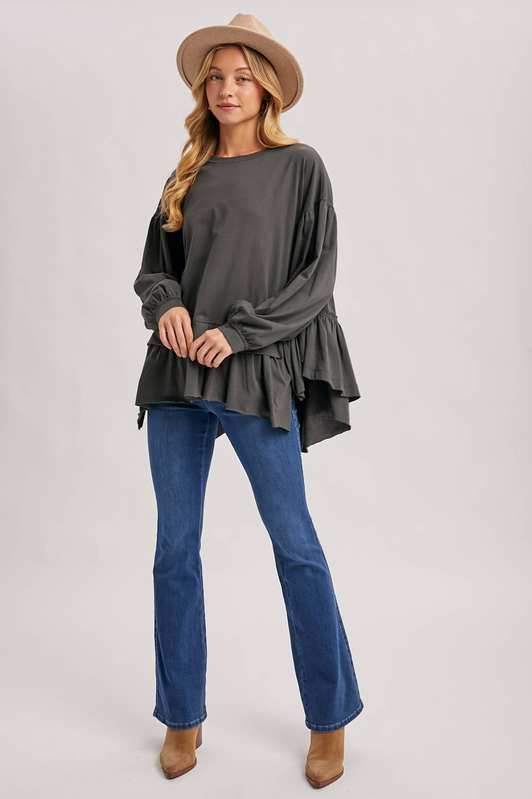 Bluivy – Großhandel Strickoberteil – Damen – ÜBERGROßES STRICKOBERTEIL MIT GERÜSCHTEM PEPLUM-SAUM10