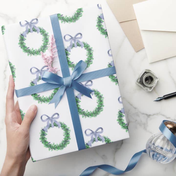 Papier cadeau avec motif couronne de Noël pour la vente par Kate by Rolfes Custom Design