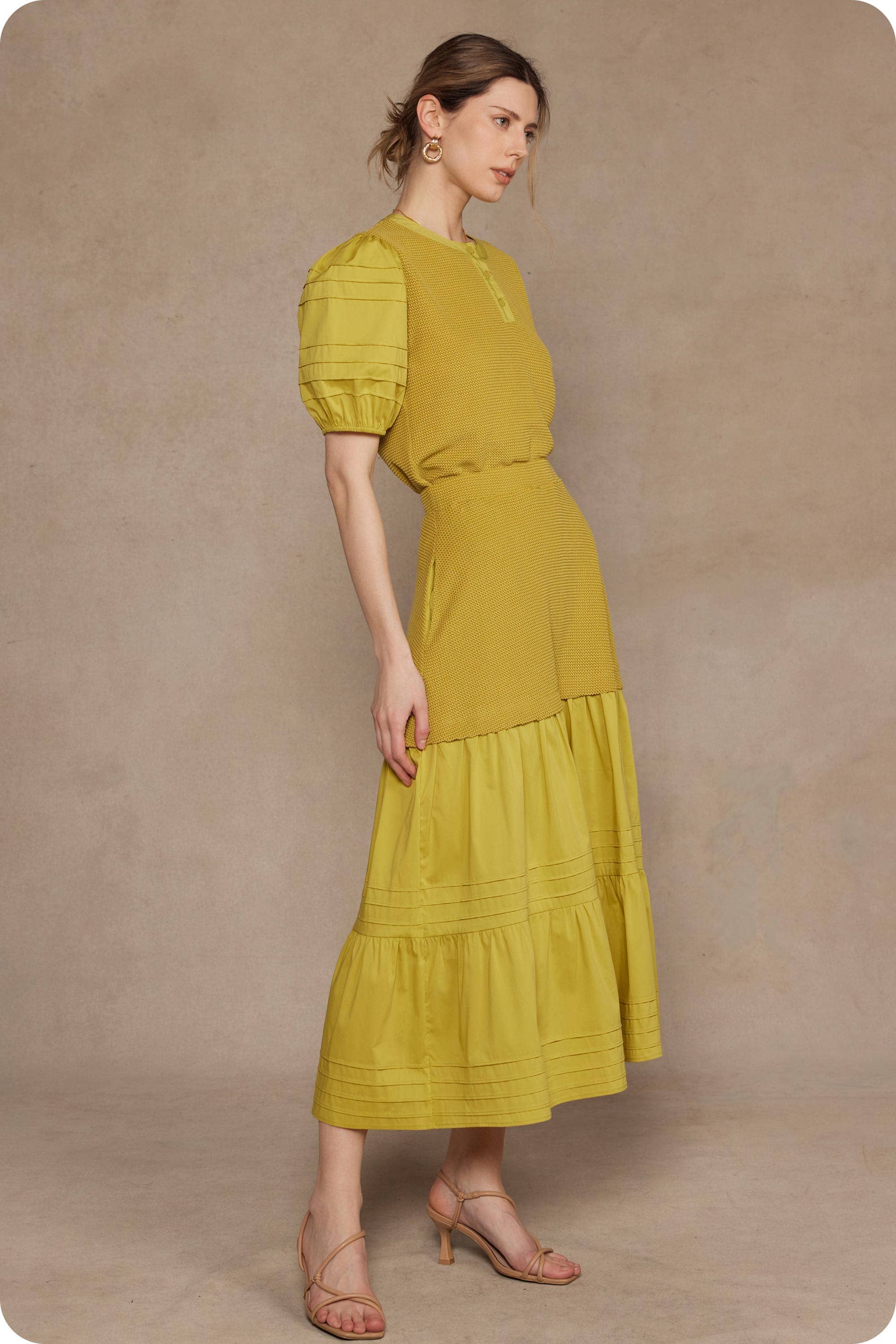 Strut & Bolt – wholesale Kjol - Dam – Pintuck-mixad midi-kjol i olika material3