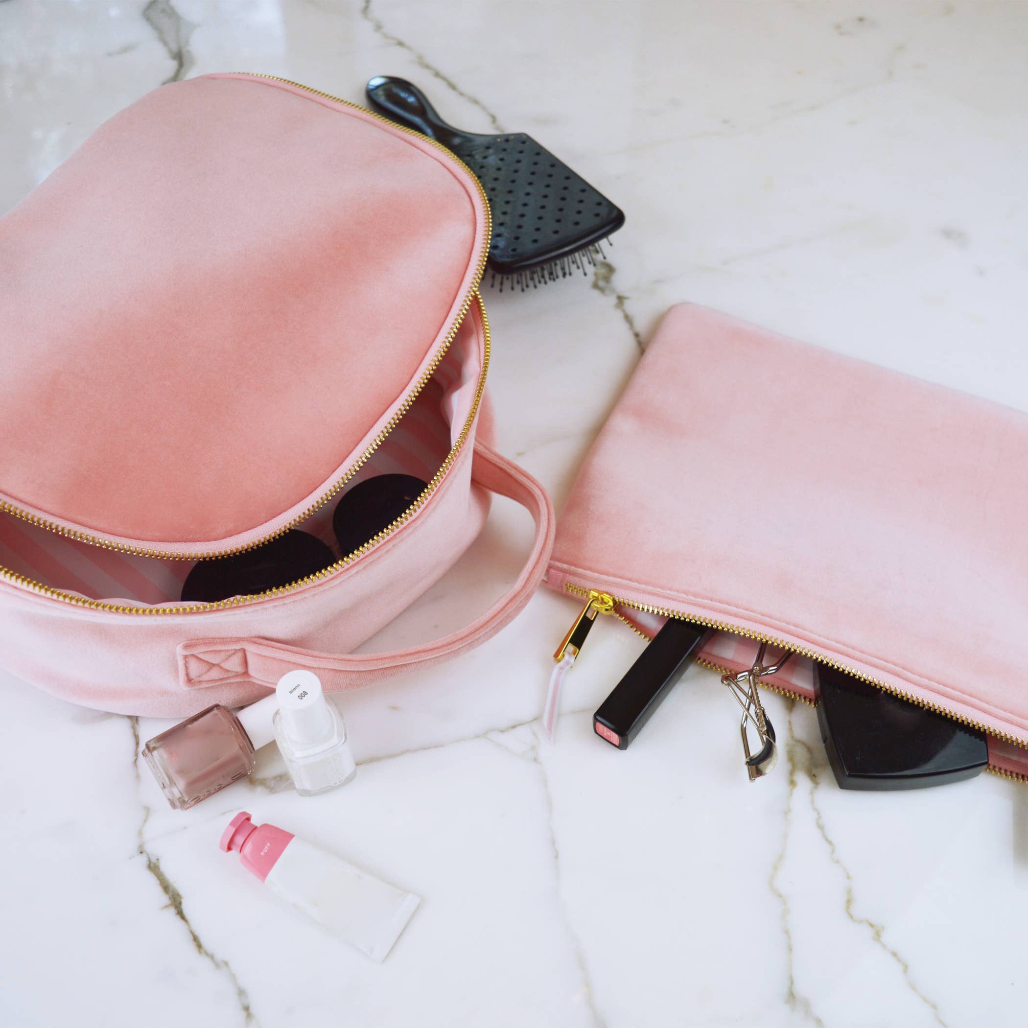 8 Oak Lane – Großhandel Schmink-/Kosmetiktasche – Eisenbahnkoffer aus Samt in Staubrosa2