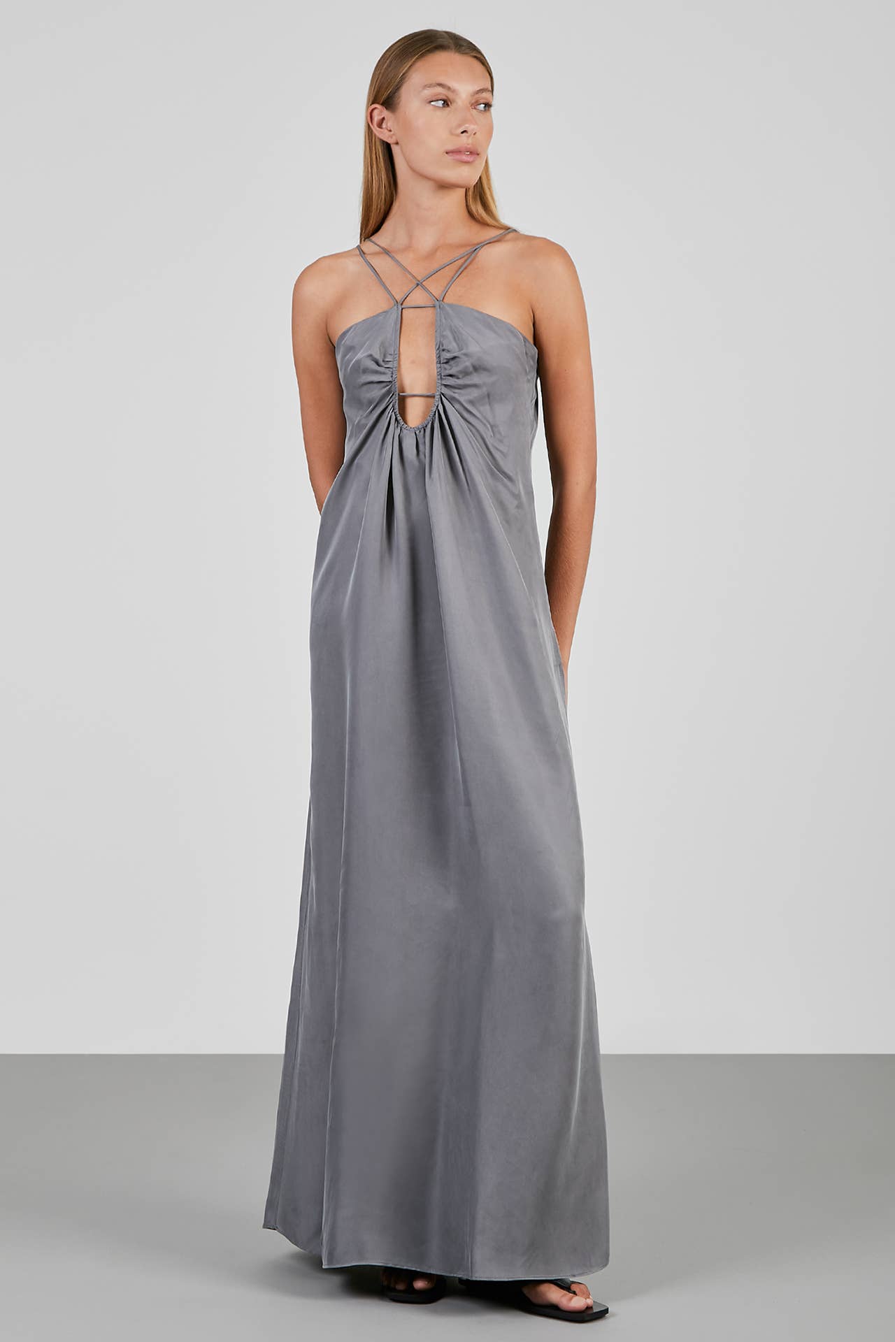 BYNIUMAAL - Wholesale Jurk - Dames - SAP lange jurk met V-hals en open rug met meerdere bandjes3