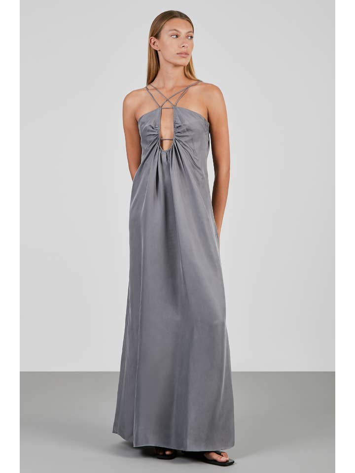 BYNIUMAAL - Wholesale Jurk - Dames - SAP lange jurk met V-hals en open rug met meerdere bandjes3