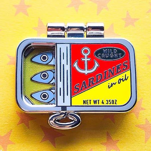 Toku Arts - Vente Épinglettes/boutons - Épinglette en émail à sardines bien emballées0
