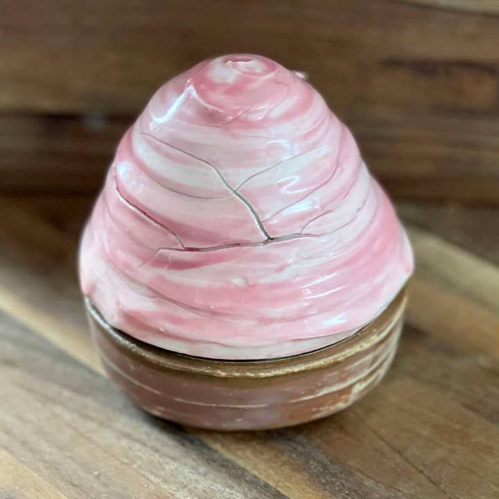 Cupcake-snuisterijdoos met aardbeien en gematteerde chocolade van kunststeengoed voor wholesale door Chrys' Porcelain