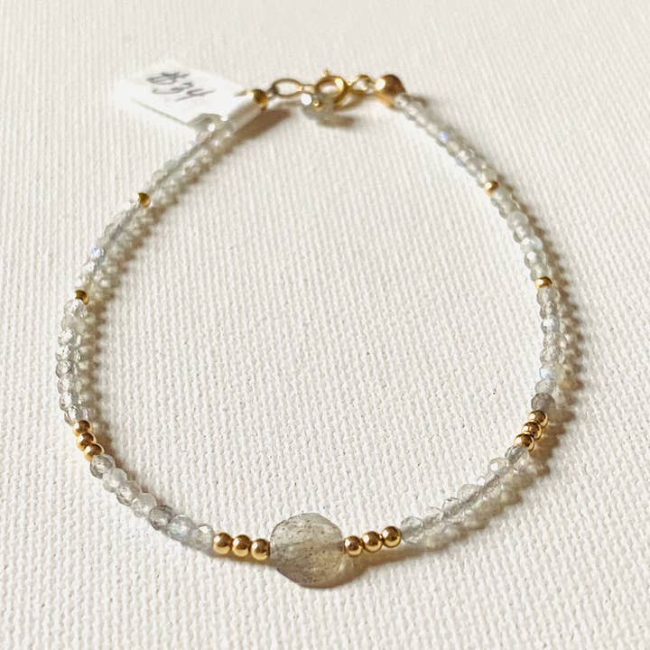 Pulseira delicada de labradorite/pulseira de ouro e pedras preciosas de labradorita por atacado de Janine’s Jewelry Design