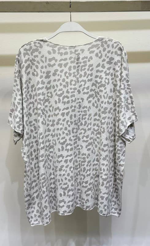 VENTI6 - Wholesale Shirt - Women's - LEOPARD PRINT V-NECK BOYFRIEND TOP (501520-LEOPARD)2