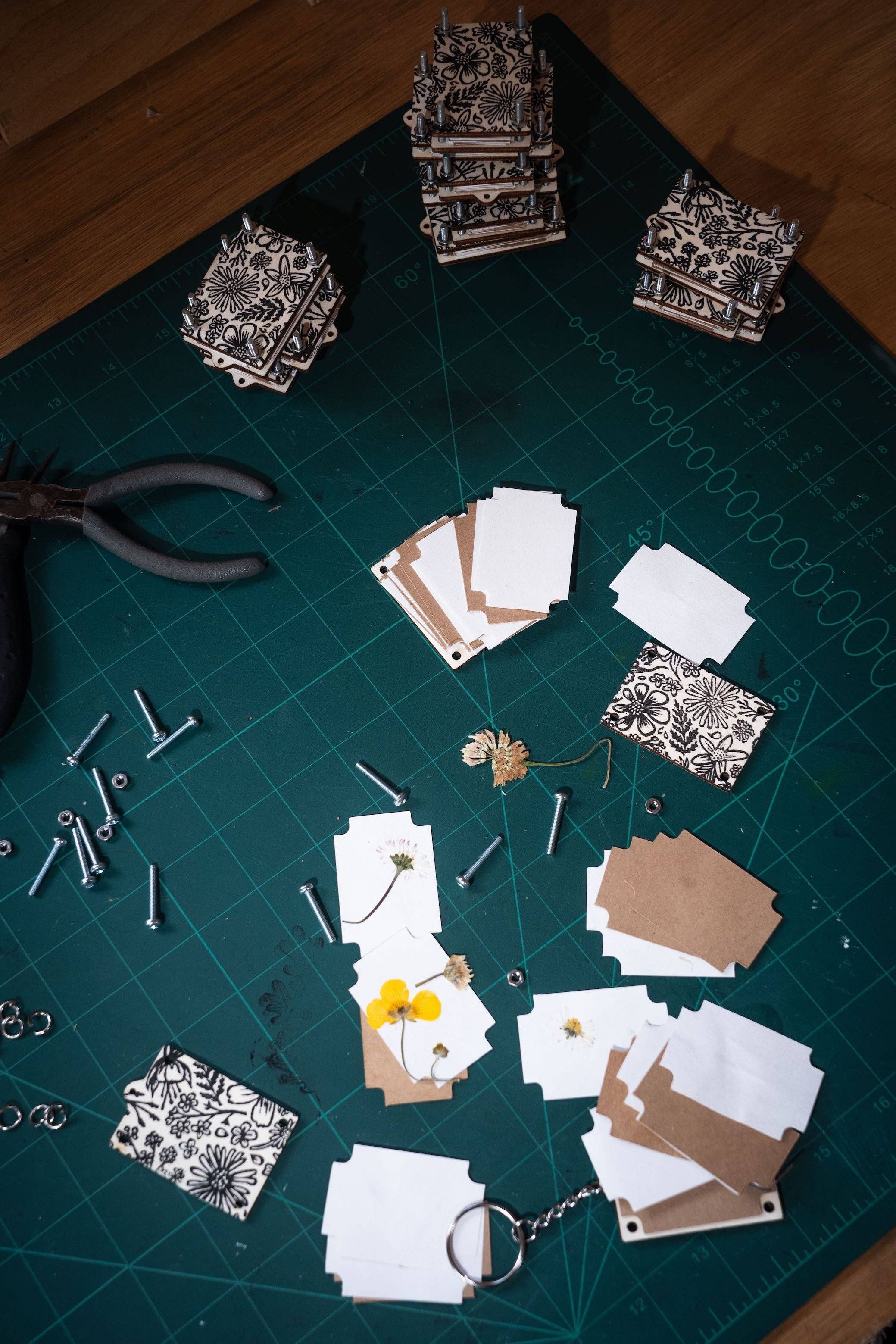 Beth Lewis Art – wholesale Keychain – Women's – Mini Keyring Flower Presses7