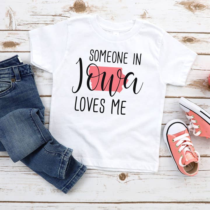 Maglietta per bambini e ragazzi Someone In Iowa Loves Me per la vendita all'ingrosso da parte di Itsy Bitsy Bella Co